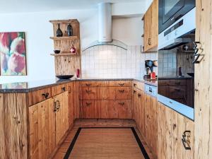 Kjøkken eller kjøkkenkrok på Apartment Les Combins 30 by Interhome