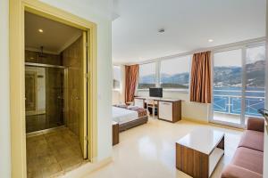 Кровать или кровати в номере La Moda Beach Hotel