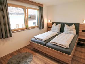 オーバーアウにあるApartment Rosskopf by Interhomeのベッドと窓のある寝室
