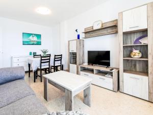 una sala de estar con un sofá y una mesa en Apartment Rinconada beachfront 2 by Interhome, en Rincón de la Victoria