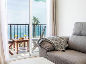 Una sala de estar con un sofá y vista al mar. en Apartment Rinconada beachfront 2 by Interhome, en Rincón de la Victoria 14 fotos más