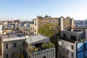 eine Luftaufnahme einer Stadt mit Gebäuden in der Unterkunft Yuna Montmartre - ApartHotel in Paris