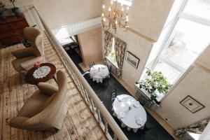 an overhead view of a living room with a table and chairs at Odzienas Krogusmāja in Odziena