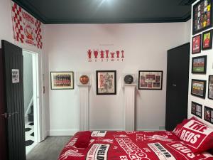 Postel nebo postele na pokoji v ubytování Anfield Abode - ENTIRE LFC THEMED HOUSE