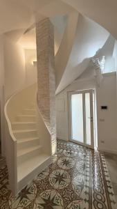 マテーラにあるPalazzo epocale Matera - Room 900のタイルフロアの客室内の白い階段