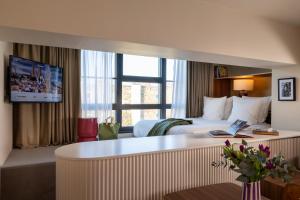 Ein Bett oder Betten in einem Zimmer der Unterkunft Yuna Montmartre - ApartHotel