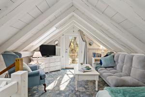 Μια τηλεόραση ή/και κέντρο ψυχαγωγίας στο Gorgeous Cape Cod Mansion With Spa Near Beach