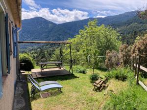 patio con tavolo da picnic e panca di Gîte chez Arthur a Vezzani