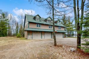 a large house with a green roof at Grand Tomahawk Lodge in Tomahawk
