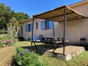 patio con tavolo da picnic e tetto di Gîte chez Arthur a Vezzani