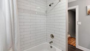 Koupelna v ubytování Walk to Niagara Falls. Renovated 3 bed house! + 15 fotografií