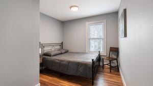 Postel nebo postele na pokoji v ubytování Walk to Niagara Falls. Renovated 3 bed house!