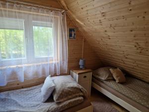 En eller flere senge i et værelse på domki Kalskie Impresje