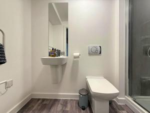 Un baño con inodoro, lavabo y ducha. en Central Sheffield 1 Bed Flat, Sleeps 3, City Views, Full Kitchen, en Midland 9 fotos más