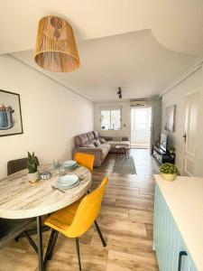 Una cocina y una sala de estar con mesa y sillas. en Elegance Harmony Haven in Pinar, en 