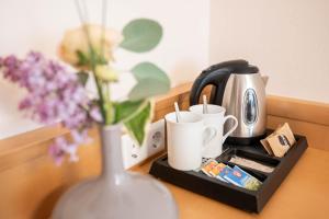 Příslušenství pro přípravu čaje a kávy v ubytování Hotel Ganslhof - Adults only