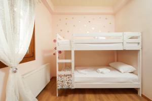 a bunk bed room with a white bunk bed at Christina's Village Home in Kallirakhi