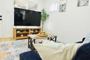 TV a/nebo společenská místnost v ubytování Unique Spacious Bungalow