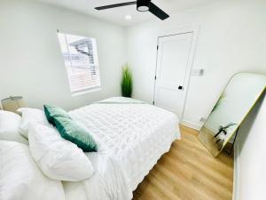 Postel nebo postele na pokoji v ubytování Unique Spacious Bungalow