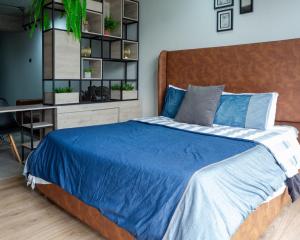 Un pat sau paturi într-o cameră la Luxury Laureles Loft Near Top Dining & Bars