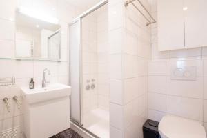 朗格奥'Wellenrauschen'的带淋浴和水槽的白色浴室 更多7张照片