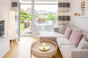 朗格奥'Wellenrauschen'的客厅里有一张沙发和一张桌子。