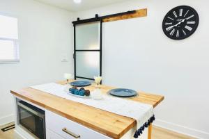 Kuchyň nebo kuchyňský kout v ubytování Unique Spacious Bungalow