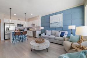 una sala de estar con un sofá y una mesa en Sea Glass 402 by Liquid Life, en Gulf Shores