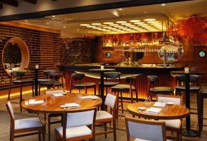 Lounge nebo bar v ubytování VACATION MARBELLA I Puente Romano Modern Flat, Best location in town, Walk to the beach, Parking and Swimming Pool