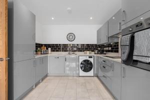 Η κουζίνα ή μικρή κουζίνα στο NEW Wincham Brook 3BR Home - Long Stays Welcome
