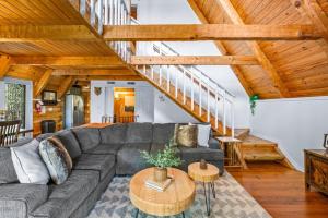 Posezení v ubytování Charming A-Frame Cabin w Hot Tub & Mountain Views