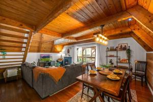 Posezení v ubytování Charming A-Frame Cabin w Hot Tub & Mountain Views