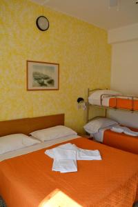 リミニにあるHotel Giadaの二段ベッド2組が備わるドミトリールームのベッド2台分です。