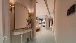 a hallway with a large mirror and a living room at نزل سدن in Quai