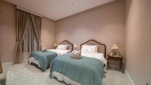 a bedroom with two beds and a window at نزل سدن in Quai