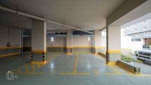 an empty parking garage with a car parked in it at نزل سدن in Quai