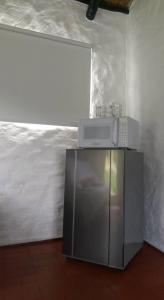 frigorifero con forno a microonde sopra di Cabaña La Santa María a Guatavita Altre 10 foto