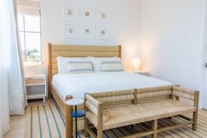 キーウェストにあるNew Waterfront Home - Sunray Houseのベッドルーム1室(ベッド1台、窓際のベンチ付)