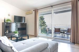 Televízia a/alebo spoločenská miestnosť v ubytovaní Apartments in Biograd na Moru 8034