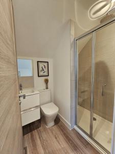 Koupelna v ubytování Dog-Friendly Townhouse in Converted Mill near Stroud Commons