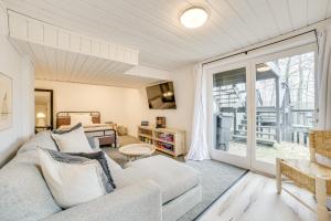 un salon avec un canapé et une grande fenêtre dans l'établissement 2 Mi to Nubs Nob Resort All-Season Michigan Haven, à Harbor Springs