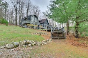 une maison au sommet d'une colline dans les bois dans l'établissement 2 Mi to Nubs Nob Resort All-Season Michigan Haven, à Harbor Springs