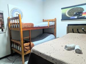 a room with a bunk bed and a bunk bed at Casa Brisa do Mar in Pontal do Paraná