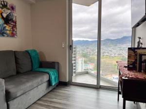 O vedere generală la munți sau o vedere la munte luată de la acest apartament
