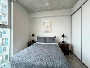 Un pat sau paturi într-o cameră la Macaw at 20's Pool, Gym & Stylish City Stay