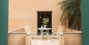 un tavolo e delle sedie seduti su un patio di Villa Itaipava Resort & Conventions a Itaipava