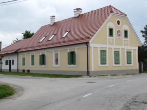 una casa con tetto rosso sul lato di una strada di Atera a Banovci