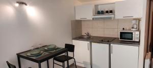 Una pequeña cocina con una mesa y un microondas. en Studio Nice centre, en Niza