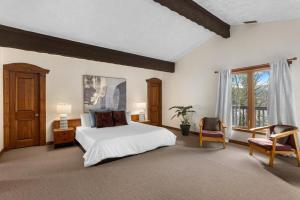 Un dormitorio con una cama blanca y una ventana. en Chalet Genteman 23 pers Piscine spa et sauna, en Sainte-Agathe-des-Monts 38 fotos más