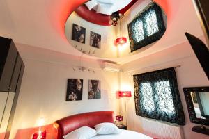 a bedroom with a bed and a round mirror at Luxury Home Askos in Askós